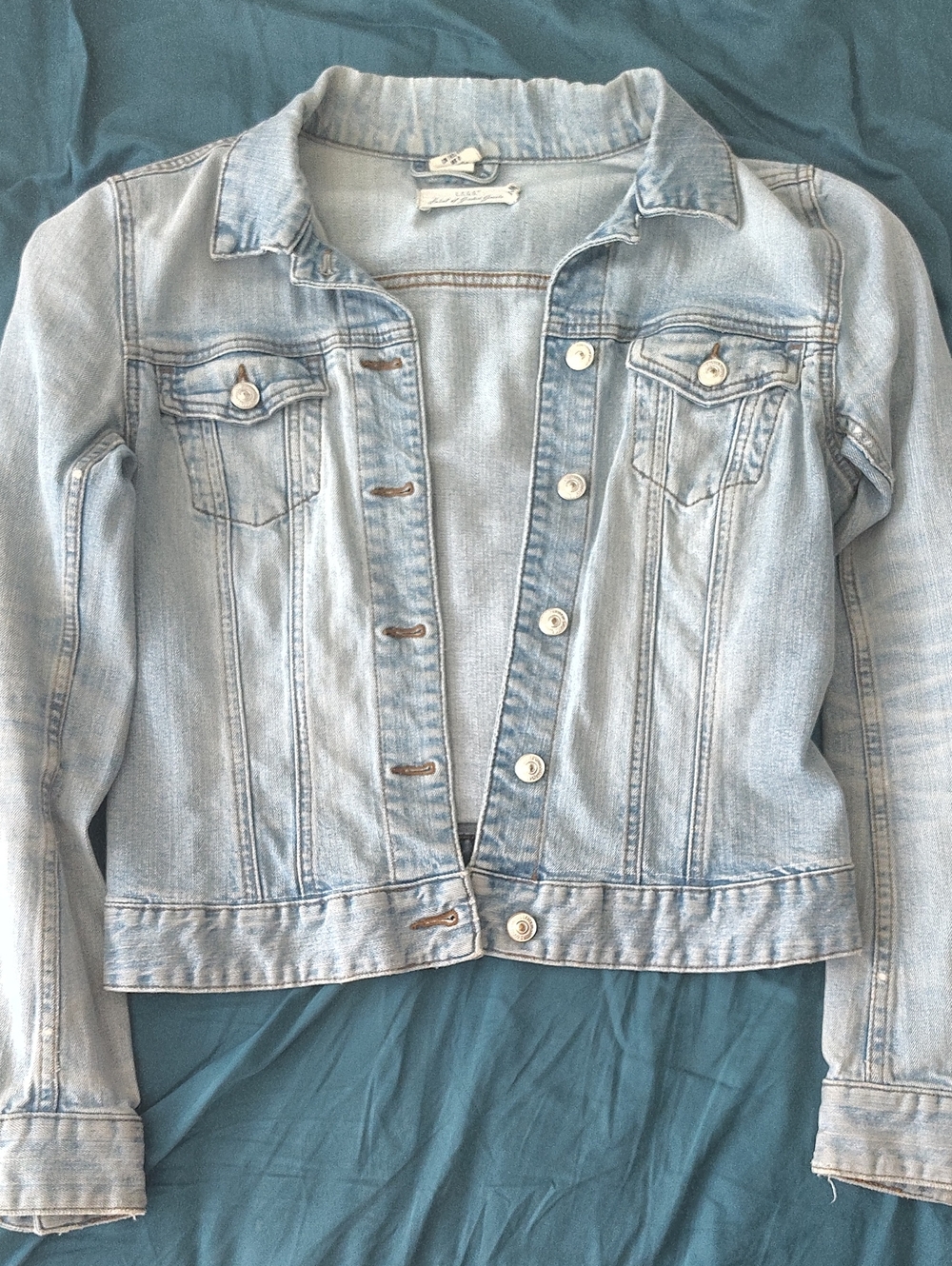 Cropped Denim Jacket With Silver Buttons And Hidden Pockets